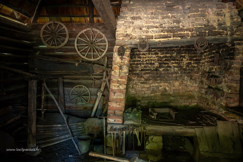 DSC_1599 Musée d'architecture populaire de Sanok, atelier de maréchal ferrand