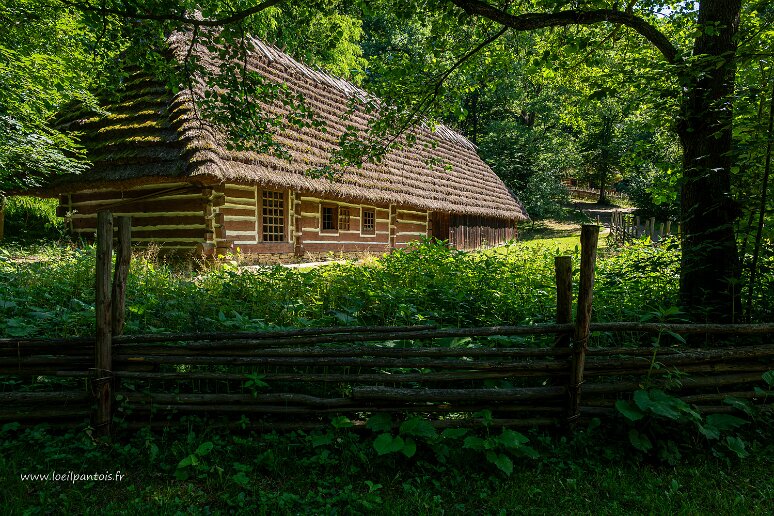 DSC_1602 Musée d'architecture populaire de Sanok, bâtiment double usage agricole et habitation, 1861