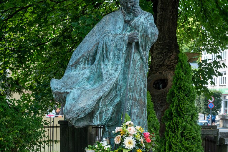 DSC_1711 Eglise de la transfiguration de Sanok, l'inévitable statue de Jean Paul II près de l'église.