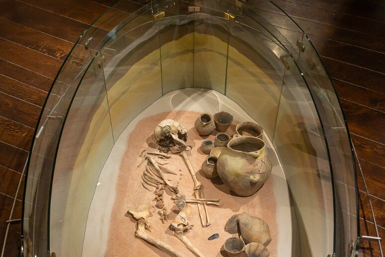 DSC_2085 Chateau de Lublin, Fosse funéraire d'une femme du néolithique (env 4000 av JC) provenant des environs de Lublin. L'ocre au fond de la fosse symbolise la vie et...