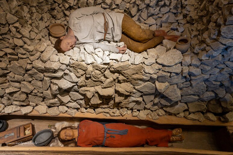 DSC_2093 L'une des 536 tombes du cimetière de Maslomecz (3e siècle AD) avec une femme enterrée avec ses outils dans un chêne évidé et un homme enterré ultérieurement