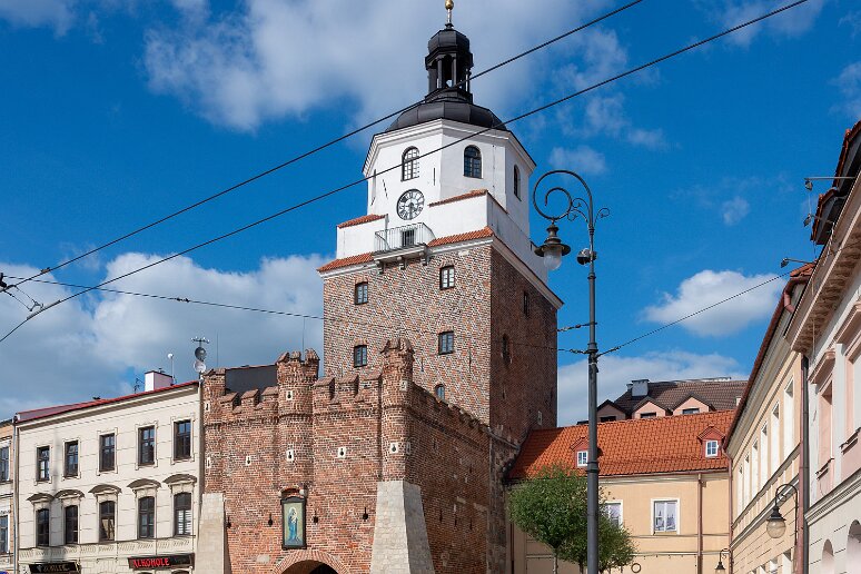 DSC_2006 Porte de Cracovie dont les fondements datent du XIVe s.. Largement rénovée à plusieurs reprises, elle contient aujourd'hui le musée d'histoire