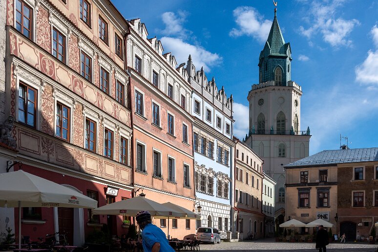 DSC_2016 Rynek, 10 (immeuble du XVIe avec 3 sous-sols) avec perspective sur la tour trinitaire du musée de l'archidiocése