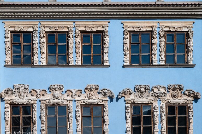 DSC_2018 Rynek,12 La maison Sobieskich (1512) (appelée konopnic sur plusieurs sites), la peinture bleue date du XXIe s