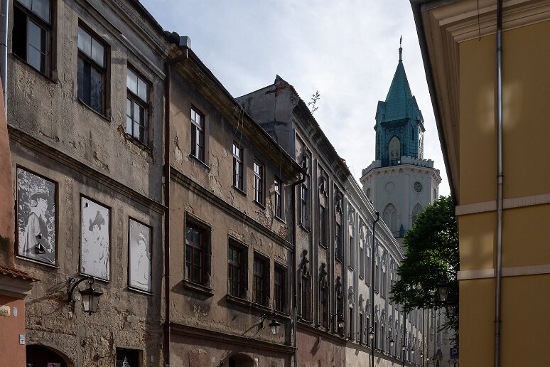 DSC_2030 Rue Jezuicka, les photos qui ornent les fenêtres sont des photos de disparus de la dernière guerre.