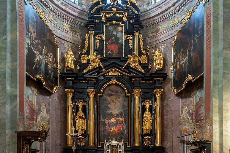 DSC_2035 Cathédrale Saint Jean Baptiste,grand autel en bois du XVIIe s avec tableau du baptême du Christ et en haut St. Jean sur l'île de Patmos écrivant l'Évangile