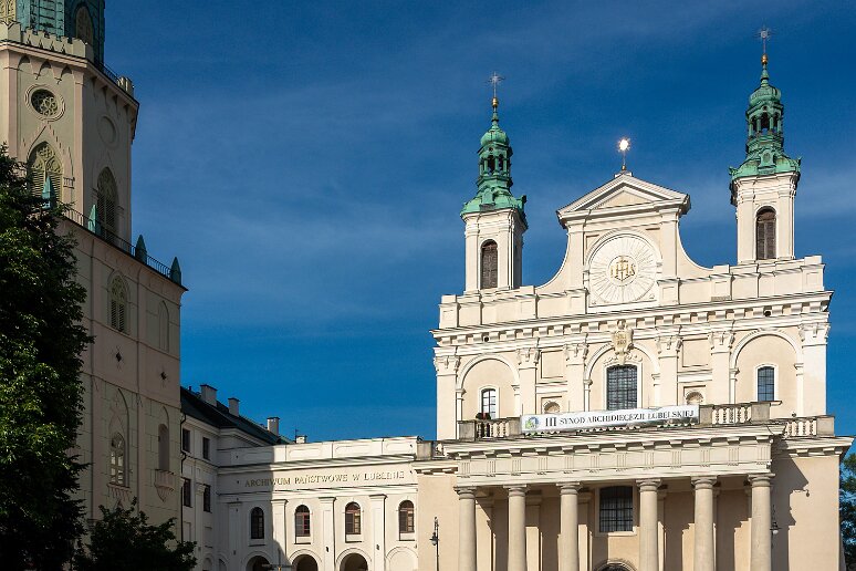 DSC_2055 Cathédrale Saint Jean Baptiste, construite entre 1592 et 1617 comme église jésuite, sur le modèle de l'église du Gesu de Rome.. Le portique à colonnes date de...