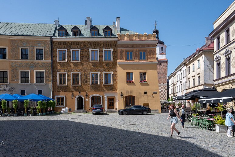 DSC_2074 Au centre, Rynek 19, maison du XVe s, entièrement détruite par un bombardement de 1939, reconstruite en 1954, les sgraffitis sont relatifs à la vie du poète Jan...