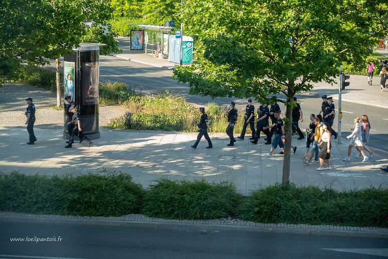 DSC_2386 Fin, de la gay pride. de très nombreuses troupes encadraient la manifestation, sans doute autant pour la contenir que pour la protéger d'opposants virulents