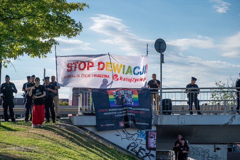 DSC_2390 Gay pride, sur le pont de la Ste Croix, manifestation fortement sonorisée de la fondation Vie et Famille, avec une affiche supposée démontrer la monstruosité...