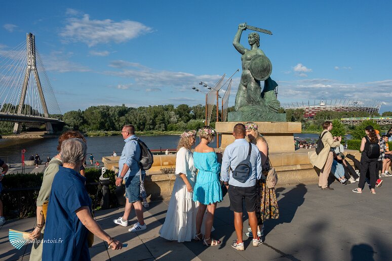 DSC_2401 Gay pride devant la sirène de Varsovie