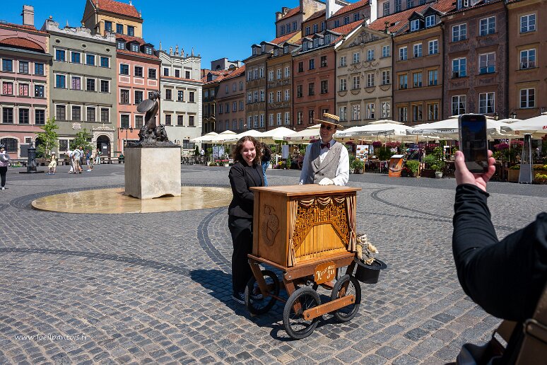 DSC_2527 Orgue de barbarie sur la place de la vieille ville
