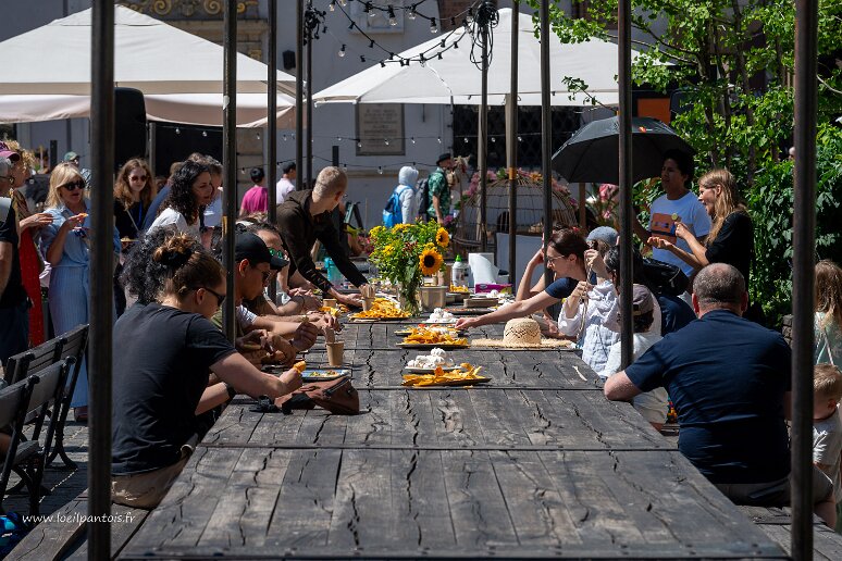 DSC_2532 Buffet participatif sur la place de la vieille ville