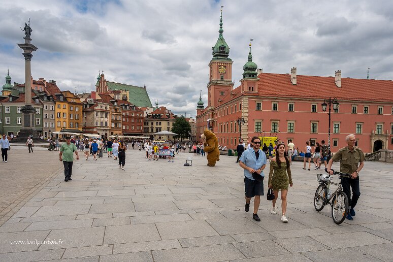 DSC_2559 Place du chateau avec, à droite le chateau royal (reconstruit à partir de 1971) et, à gauche la Colonne de Sigismond III élevée en 1644. Cette place, très...