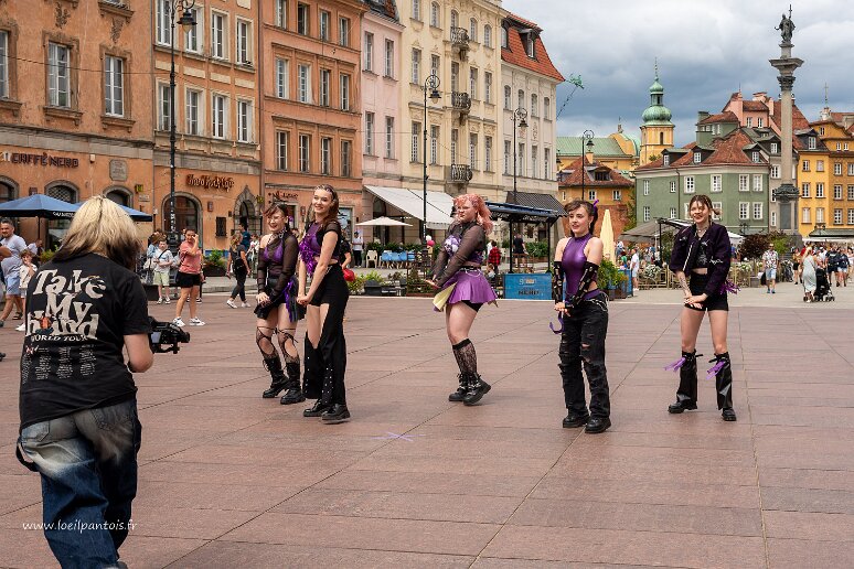 DSC_2568 Groupe de danseuses de rue, voie royale avec, au fond la colonne Sigismond III
