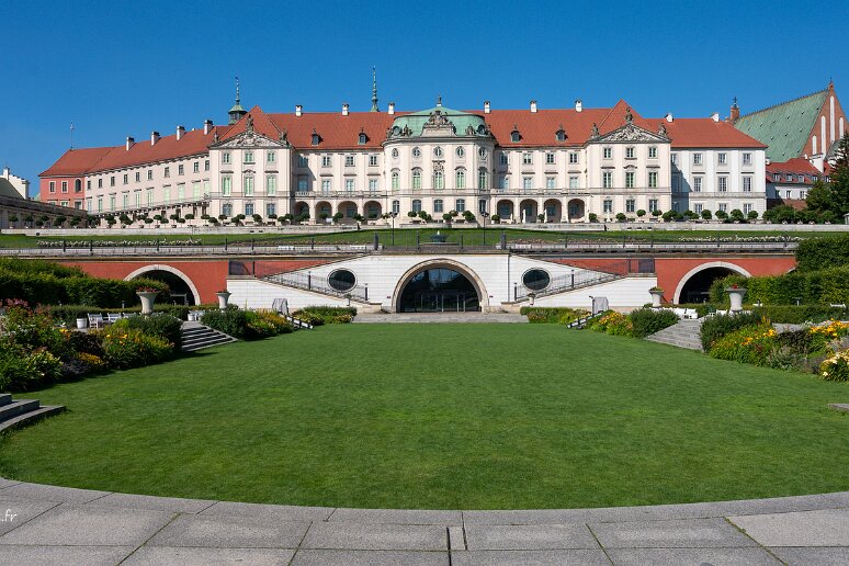 DSC_2467 Arrière du palais royal (Zamek krolewski) qui fut le siège de la présidence de la république de 1918 à la 2e guerre mondiale, détruit durant celle-ci et...