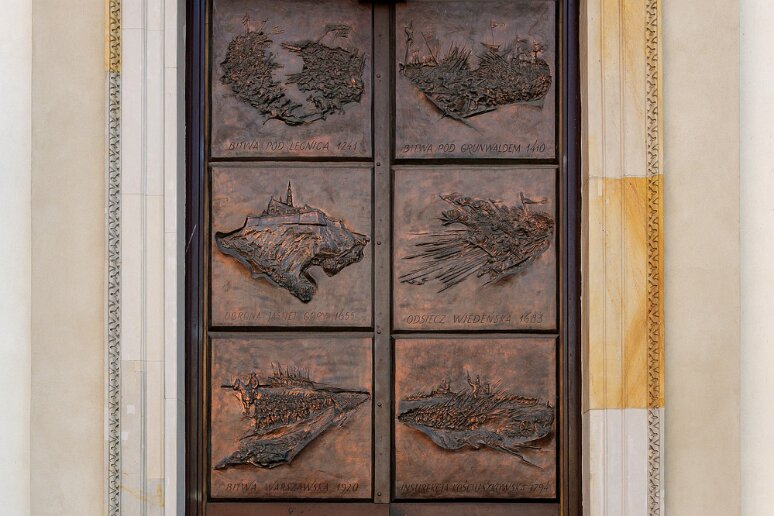 DSC_2500 Cathédrale de campagne de l'armée polonaise encore appelée Notre Dame reine de la couronne polonaise: la porte commémore les plus célèbres batailles polonaises