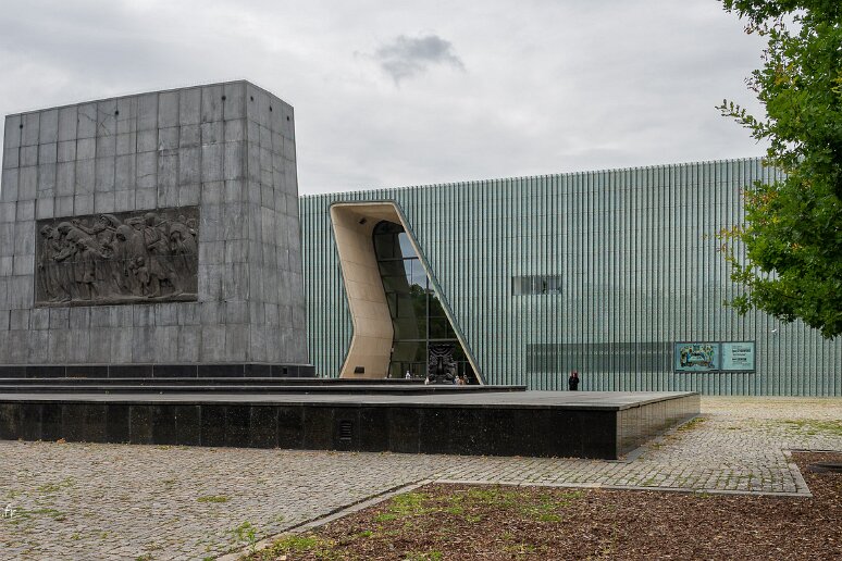 DSC_2817 Devant le musée de l'histoire des juifs polonais, Monument aux héros du ghetto (architecte Leon Suzin, sculpteur Nathan Rapoport) face est, bas relief en pierre...