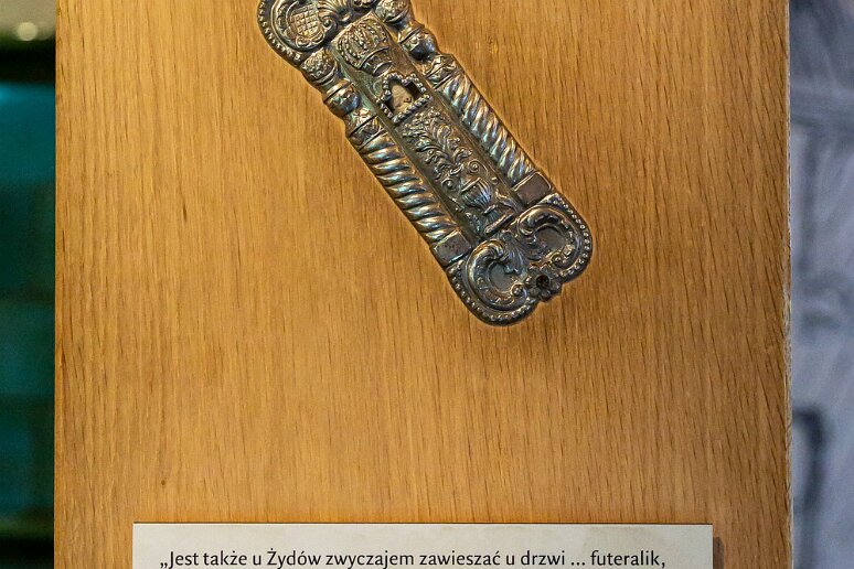 DSC_2836 Musée de l'histoire des juifs polonais, Mezouzah, objet du culte juif, garni de quelques passages bibliques et rituellement fixé sur les chamblanles des portes