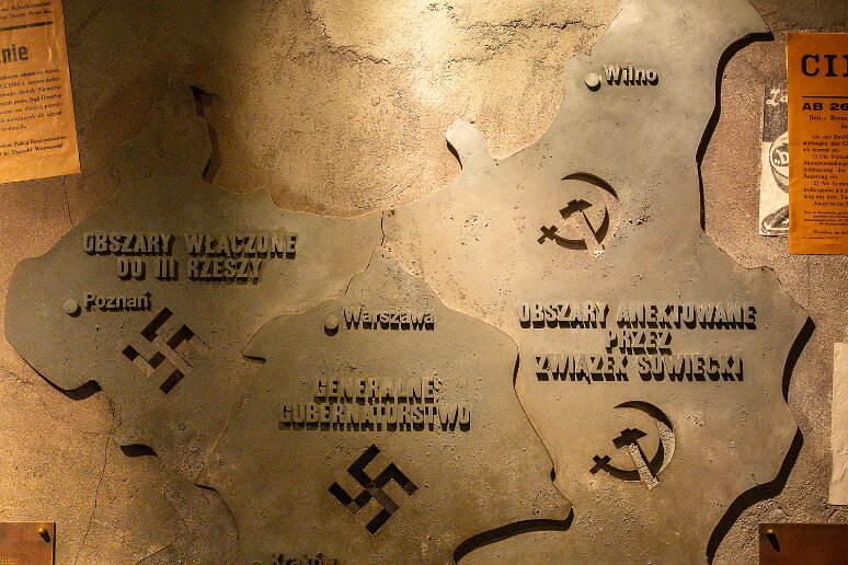 DSC_2348 Musée de l'insurrection de Varsovie: Carte de la Pologne, après le partage de 1939 - A l'ouest la zone annexée par l'Allemagne - A l'est la zone annexée par...