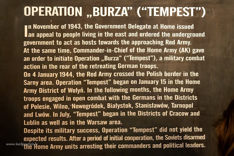 DSC_2350 Musée de l'insurrection de Varsovie, lulmières sur les doubles jeux de l'URSS