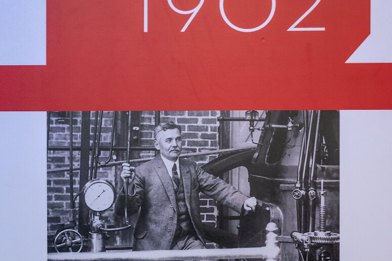 DSC_2859 Musée du néon, ouvet en 2012 transféré depuis au palais de la culture. Georges Claude (1870-1960), inventeur en particulier du procédé du tube à néon (1912)...