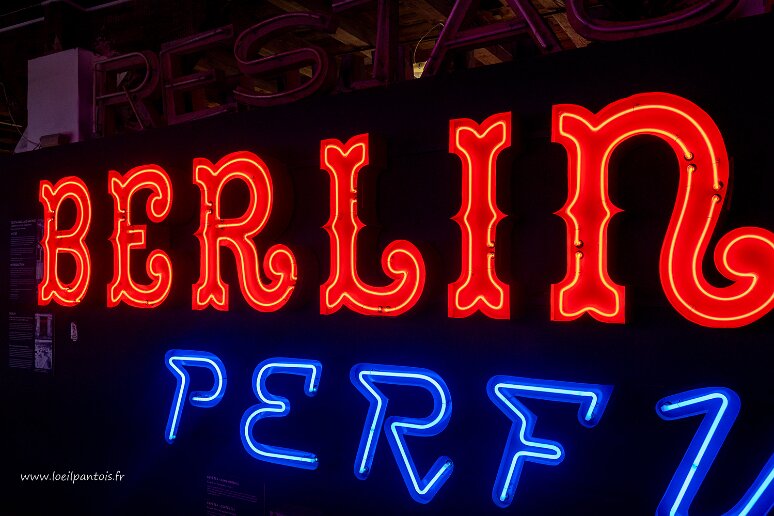 DSC_2863 Musée du néon, fabriqué en 1975, ce néon ornait la façade de l'entreprise Capital et Textiles et Vêtements