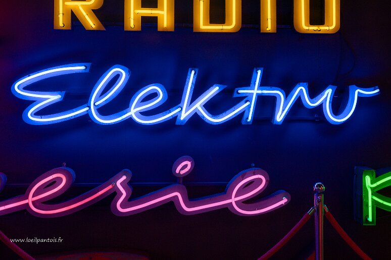 DSC_2867 Musée du néon, enseigne de Radio Elektro (Vienne) de 1959