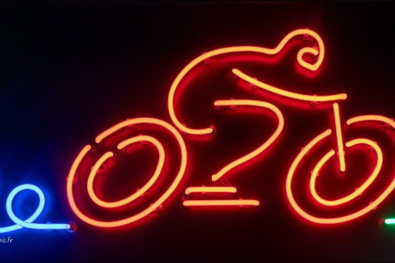 DSC_2883 Musée du néon, enseigne pour le magasin de l'usine de motos de Varsovie, 1957