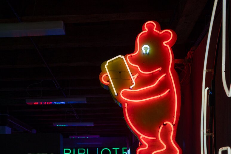 DSC_2885 Musée du néon, enseigne de 1990 représentant Winnie l'ourson pour le magasin de jouets Mimi