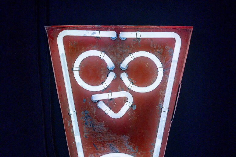 DSC_2887 Musée du néon, enseigne d'une usine de textiles 