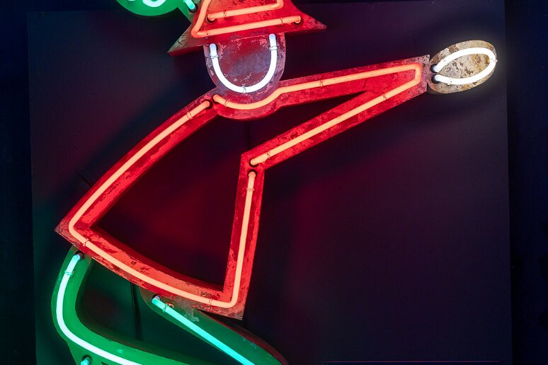 DSC_2897 Musée du néon, enseigne du grand magasin de Loto de Budapest 1959. Représente un hongrois en habit traditionnel.