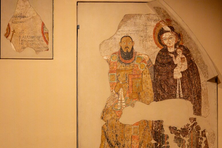 DSC_2619 Musée national de Varsovie, fouilles de Faras, L'évêque Marianos protégé par le christ et la Vierge à l'enfant, XIe s