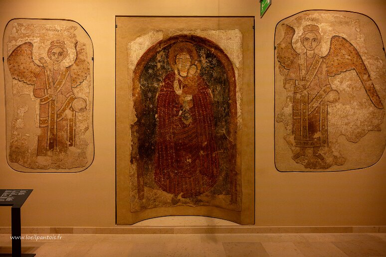 DSC_2625 Musée national de Varsovie, fouilles de Faras, Vierge Eléousa XIIe s (type de représentation de la Vierge appuyée avec tendresse contre l'enfant Jesus) entourée...