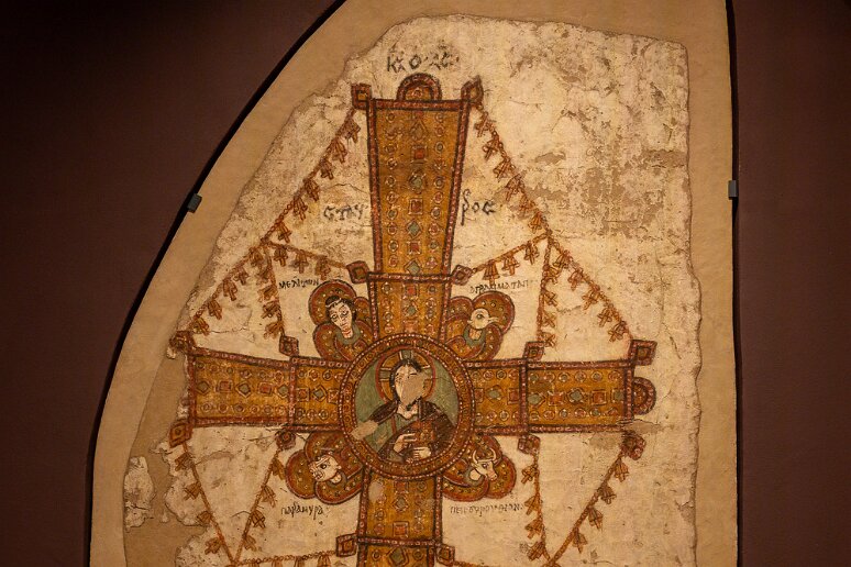 DSC_2633 Musée national de Varsovie, fouilles de Faras, La Croix en majesté avec le Christ et les 4 types d'êtres vivants, XIe s