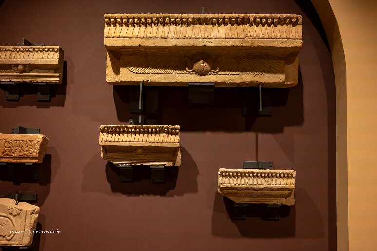 DSC_2635 Musée national de Varsovie, fouilles de Faras, linteaux de portes et fenêtres avec un des frises de cobra, un disque solaire et des yeux de taureau, I, Ve s