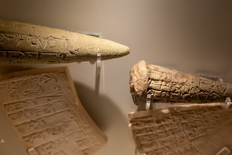 DSC_2644 Musée national de Varsovie, fouilles du temps de Girsu (Iraq 2150 av JC) cônes de fondation avec incription du roi Goudea (Mésopotamie), écriture cunéiforme