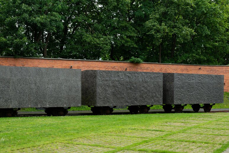 DSC_2290 Musée de Katyn, Sarcophage, l'installation symbolise le dernier voyage des prisonniers des camps spéciaux du NKVD, comme les 1 100 000 polonais déportés à l'est...
