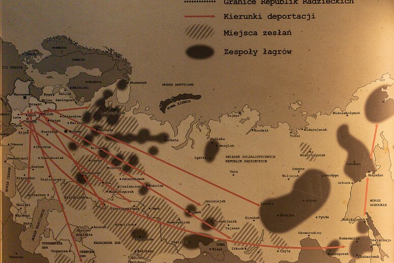 DSC_2300 Musée de Katyn, Les flèches rouges indiquent les itinéraires de déportation des polonais et les taches rayées les zones d'exil. Les tâches noires sont les lieux...