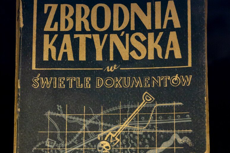 DSC_2319 Musée de Katyn, En 1943, à l'invitation des allemands et avec l'approbation du gouvernement polonais en exil, Joseph Mackiewicz se rendit à Katyn pour assister...