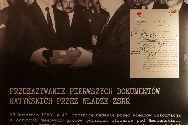DSC_2325 Musée de Katyn, le 13 avril 1990, le président soviétique Gorbatchev remet au président polonais Jaruzelski les premiers documents sur les massacres de Katyn.