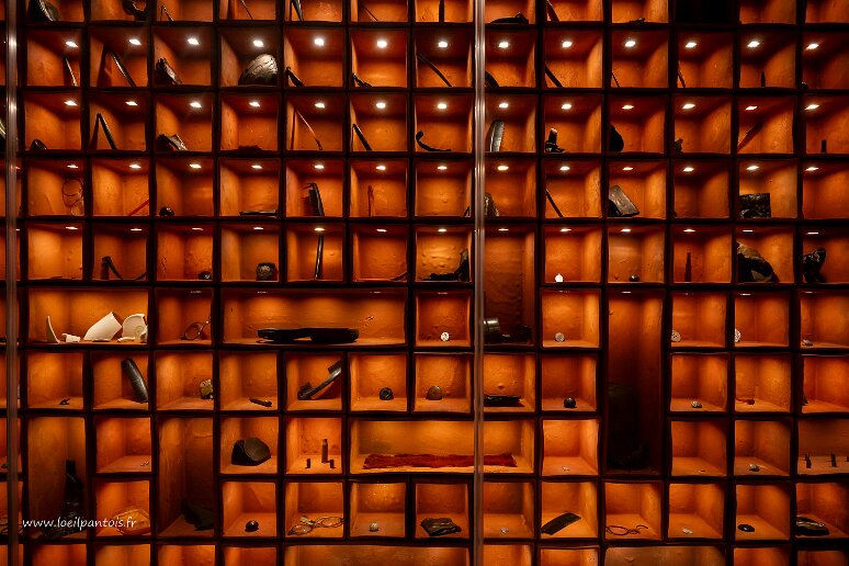 DSC_2331 Musée de Katyn, quelques-uns des objets retrouvés dans 3400 corps des fosses communes de Bykivnia