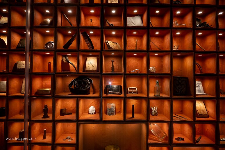 DSC_2333 Musée de Katyn, quelques-uns des objets retrouvés dans les 4302 corps des fosses communes de Kharkiv