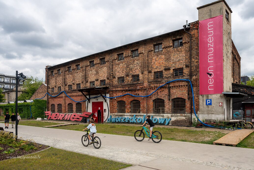 Musée du néon Séquence nostalgie dans cet étonnant musée, ouvert en 2005, et qui rassemble des ensaignes lumineuses néon des années...