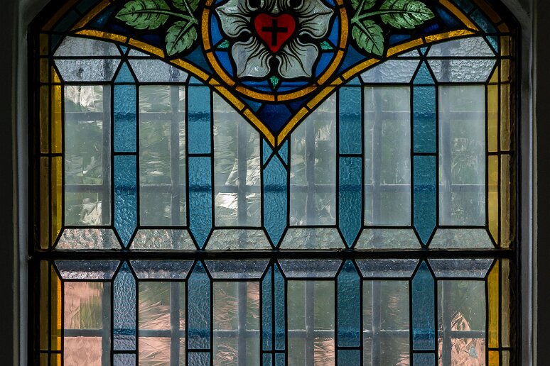 DSC_0181 Legnica pole, Vitraux XIXe s ornés de la Rose de Luther (un coeur avec une croix au centre d'une rose blanche) largement considérée comme symbole du...