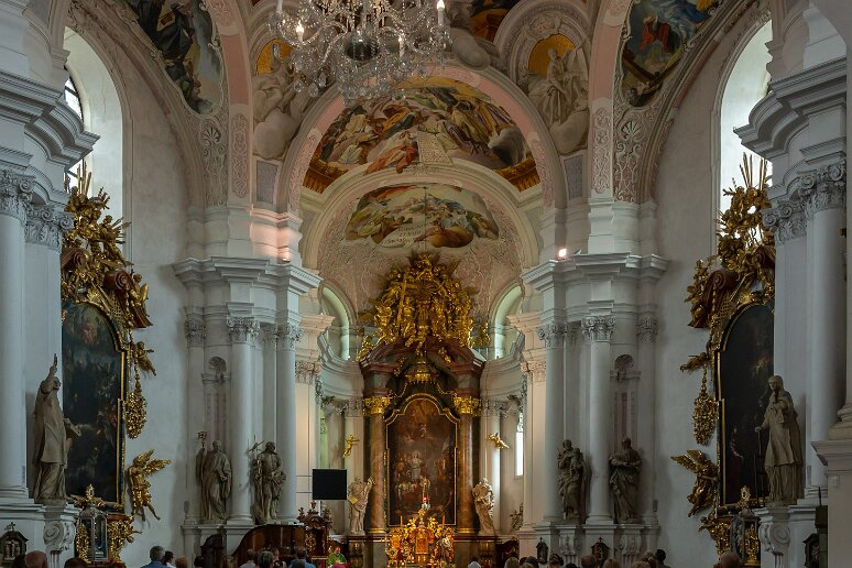DSC_0189 Legnica pole, nef de la Basilique mineure de l'Exaltation de la Sainte Croix et sainte Edwige