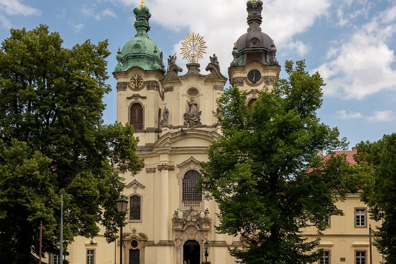 DSC_0193 Legnica pole, façade de l'église du couvent bénédictin (XVIIIe s). Sainte Edwige de Silésie (1174-1243), mère de Henri II le Pieux fonde une abbaye bénédictine...