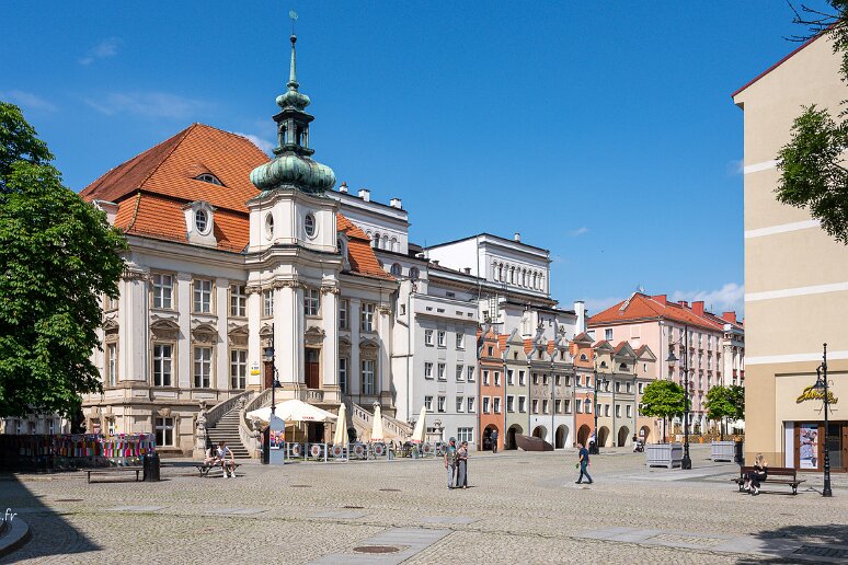 DSC_0115 Legnica, Sur le Rynek (place du marché) ancien hotel de ville construit au début du XVIIIe s dans un style baroque et transformé en théâtre en 1928