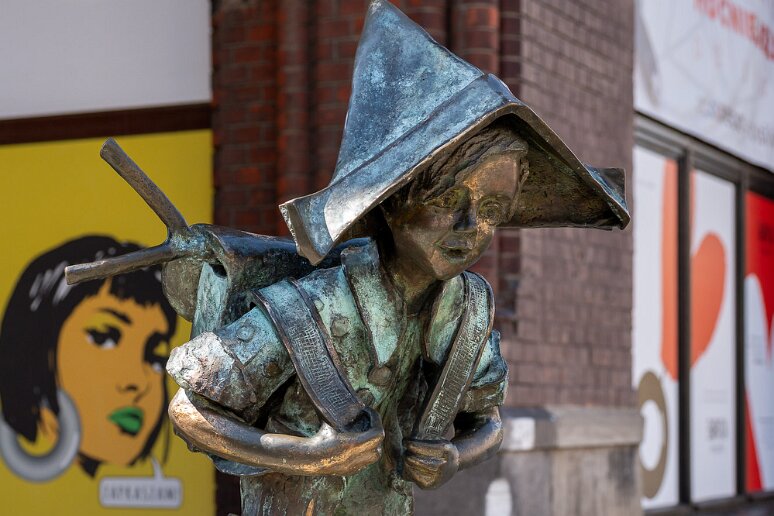 DSC_0116 Legnica, Julek, bronze de Edward Mirowski 1974. 1ere sculpture d'une série supposée représenter la jeunesse de Legnica des années 50 à nos jours.