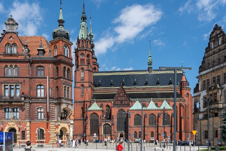 DSC_0122 Legnica, cathédrale St Pierre et St Paul, entre la banque Spoldzielczy i BGZ et l'hôtel de ville à droite. Bâtie vers 1380, lourdement restaurée à la fin du...